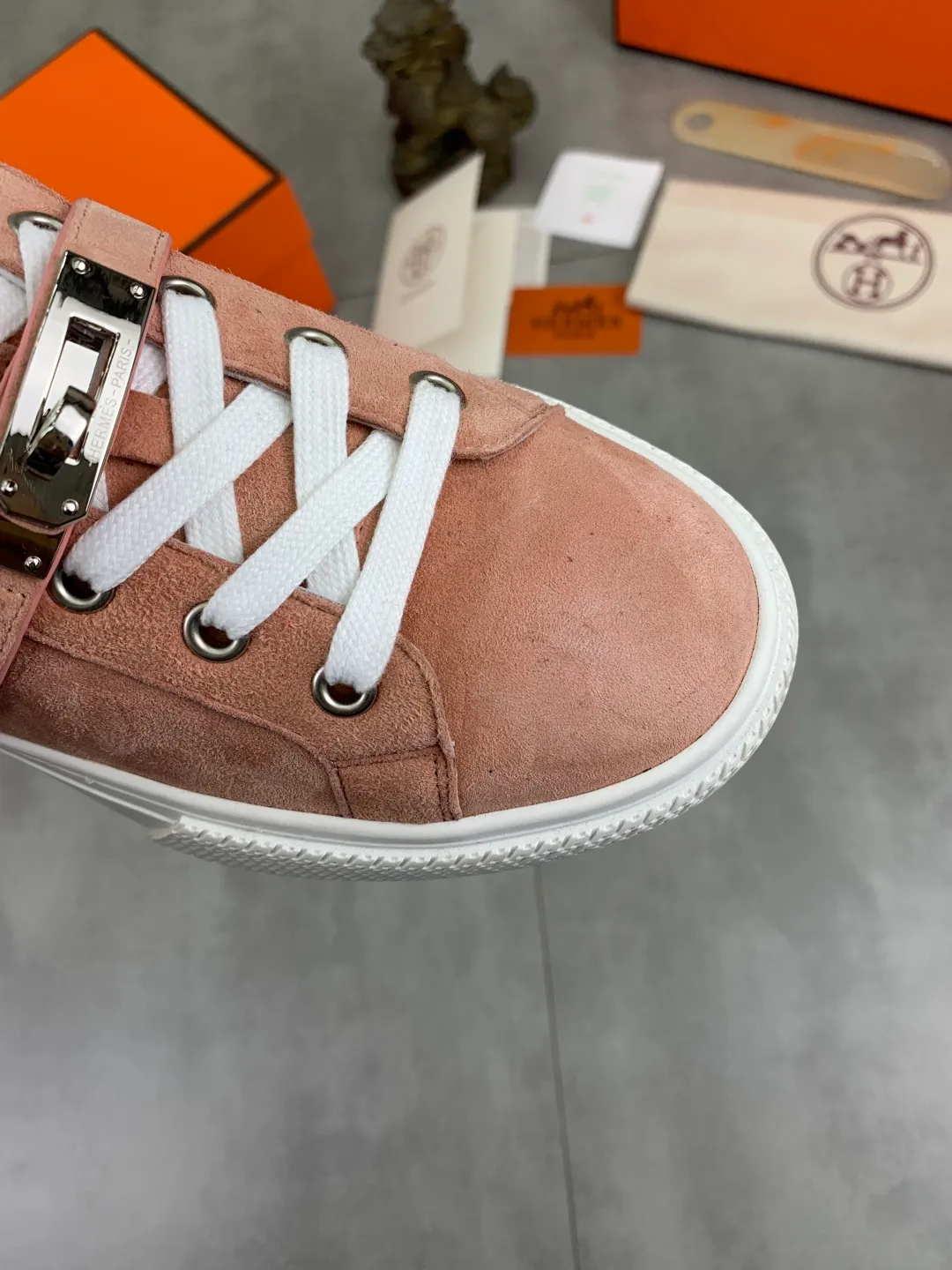 Men's men's shoes 💰P640 New Hermes top version Hermès classic couple style #𝐊𝐞𝐥𝐥𝐲 buckle casual white shoes skateboard shoes that will not conflict with shoes at all. Full of unknowns, Hermès rarely produces flat casual shoes and they are paired with classic palladium-plated Kelly shoe buckles! You'll fall in love with it at first sight. It's super versatile and can be worn with any skirt or pants. 🉑️Close your eyes and wear it. It's super noble. Fabric: Specific cowhide/canvas material. Lining: Sheepskin lining. Outsole: Original molded TPU outsole. Size: 35-45.